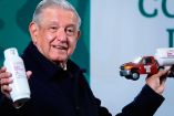 El presidente Andrés Manuel López Obrador mostró juguetes que le regalaron de un tanque y un camión de Gas Bienestar. Foto: Cuartoscuro