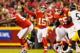 Patrick Mahomes lanzó tres pases de anotación en el triunfo de los Jefes sobre Acereros. (Reuters)