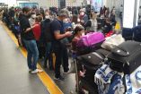 En la Terminal 2 aeroportuaria, desde temprana hora se han registrado largas filas. Foto: Rodolfo Dorantes