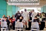 Unos 126 mil trabajadores de la educación de escuelas públicas y privadas se espera inmunizar en Nuevo León, donde ayer inició también la aplicación de un refuerzo.