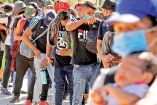 Centroamericanos esperan para pasar por un control de inmigración, mientras parten en una caravana hacia Estados Unidos, cerca de la frontera con Guatemala, en Corinto, Honduras. Foto: Reuters