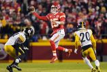 Patrick Mahomes consiguió cinco pases de touchdown en la aplastante victoria de los Jefes. (Reuters)