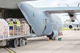 Un avión Hércules C-130J de la armada australiana, con destino a Tonga para entregar ayuda humanitaria y suministros. Foto: Reuters