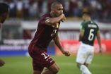 Salomón Rondón marcó un 'hat trick' en la victoria de Venezuela. (AFP)
