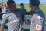 Javier 'Chicharito' Hernández recibió a Douglas Costa durante el entrenamiento del Galaxy (Foto tomada de @LAGalaxy)