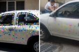 La mujer colocó notitas de colores en el coche de su esposo, al final el color terminó pegándose a la pintura del auto blanco. Foto: Captura de pantalla