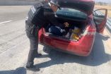 Un conocido de la víctima alertó del paso de la unidad que era conducida por sujetos ajenos al automóvil, por lo que se inició una persecución sobre la autopista federal México-Querétaro.