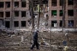 Un hombre camina frente a un edificio destruido por el ataque de misiles rusos en Kiev, Ucrania. Foto: AFP