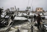 Civiles ucranianos cruzan un río en Kiev, zona que ha sido atacada por Rusia. Foto archivo: AFP