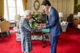 Isabel II recibe a Trudeau entre ramo de flores con colores de Ucrania