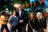 El canciller Marcelo Ebrard con connacionales en la Placita Olvera, en Los Ángeles, California, EU. Foto: Especial