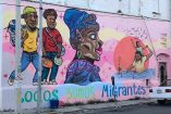 Los artistas Dras Tres, Silvestres Madera y Moco Luna crearon este mural en el Centro de Monterrey, en NL, dedicado a los migrantes haitianos. Imagen tomada de Facebook: @DrasTres