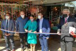La escritora, Beatriz Gutiérrez Müller, al inaugurar la librería Manuel Rojas, del FCE, en Valparaíso, Chile, junto al alcalde Jorge Sharp Fajardo. Imagen tomada de Facebook: @BGutierrezMuller
