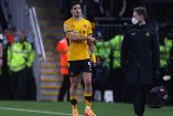 Raúl Jiménez dejó con 10 hombres al Wolverhampton. (AFP)