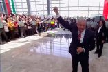 El presidente Andrés Manuel López Obrador al festejar con seguidores la inauguración del AIFA. Imagen: Captura de video
