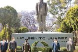El gobernador de Puebla, Luis Miguel Barbosa, presentó una ofrenda floral en honor a Benito Juárez.
