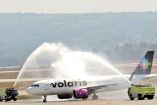 Uno de los primeros vuelos del AIFA, de la línea Volaris, fue recibido con los tradicionales chorros de agua.
