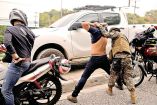 Un soldado registra a un hombre en un puesto de control en Soyapango, usando poderes asignados por el Congreso de El Salvador. Foto: Reuters