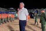 El presidente Andrés Manuel López Obrador durante su visita a un campamento de ingenieros militares que participarán en las obras del Tren Maya y al Nuevo Aeropuerto de Tulum. Imagen: Captura de video