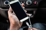 ¿Por qué es malo cargar tu celular en el coche?