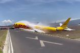 Avión de DHL sufre accidente en aterrizaje de emergencia y termina partido en dos