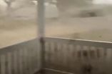 Hombre capta tornado arrancando techo de su casa; video ya es viral
