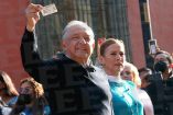 El presidente Andrés Manuel López Obrador y su esposa, la escritora Beatriz Gutiérrez Müller, al acudir a votar en la revocación de mandato. foto: Karina Tejada
