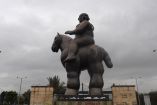 Esta es la obra "Hombre a caballo" de Fernando Botero. Foto: AFP