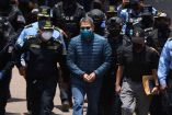 El expresidente hondureño Juan Orlando Hernández es escoltado por efectivos de la Policía Nacional mientras se dirigen hacia un helicóptero que lo transportará a la base de la Fuerza Aérea Hernán Acosta Mejía para su extradición a Estados Unidos. Foto: Reuters