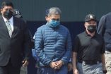 El expresidente de Honduras, Juan Orlando Hernández, sale rumbo al avión para ser extraditado a Estados Unidos. Foto: Reuters