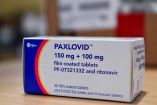 Así es una caja de las pastillas de Paxlovid, antiviral de Pfizer contra covid-19. Foto: Reuters