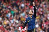 Cristiano Ronaldo apuntó al cielo para dedicar su gol 100 en la Premier League a su hijo que falleció (Reuters)