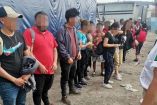 Los migrantes viajaban a bordo de 11 camionetas y dos automóviles particulares sobre la vía rápida de la autopista Puebla-Orizaba. 