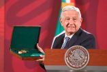 El presidente Andrés Manuel López Obrador al mostrar el arma que Cuba entregó a México y que era un regalo que planeó hacer Francisco I. Madero a Francisco Villa. Foto: Cuartoscuro