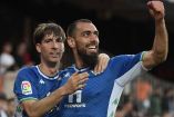 Borja Iglesias (der) se encargó de sentenciar la victoria del Betis en Mestalla. (AFP)