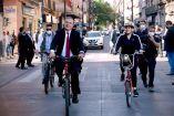 El canciller Marcelo Ebrard junto a la subsecretaria para Asuntos Multilaterales y DH, Martha Delgado, esta mañana en un recorrido en bicicleta. Imagen tomada de Twitter: @marthadelgado