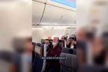 El momento fue tan emotivo que el resto de los pasajeros del avión se unieron y le ayudaron al papá a interpretar el tema. foto captura de pantalla youtube