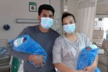 Marcos Alfonso “N” y Judith Alejandra cargando a dos de su tres pequeños, ya que la niña se encuentra en en Cuidados Neonatales con buen reporte de salud. Foto: IMSS
