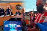El 17 de marzo pasado, autoridades del futbol mexicano se reunieron con diputados y se comprometieron a implementar el Fan ID, mismo con el que posa un aficionado de Chivas (foto der.). Fotos: Cámara de Diputados/ Cuartoscuro
