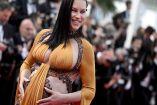 La supermodelo Adriana Lima optó por asumir a fondo su embarazo, claramente avanzado, con un vestido negro conocido como "baby bump". foto afp