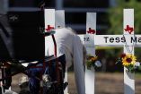 En la primaria Robb fueron colocadas cruces que recuerdan a las víctimas del tiroteo. Foto: Reuters