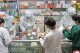 Personas en una farmacia de Corea del Norte