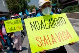 Un hombre pro vida protesta en la CDMX contra el aborto.