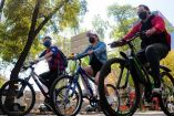 Tres personas pasean en bicicleta en la CDMX.