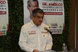 El candidato Américo Villareal se muestra detrás de un estrado, en su campaña hacia gobernador de Tamaulipas