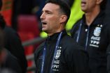 Lionel Scaloni dirige un partido con la selección argentina