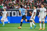 Edinson Cavani celebra un gol ante México