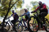 Tres personas pedalean sus bicicletas