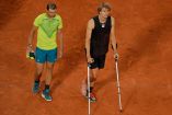 Rafa Nadal acompaña a Alexander Zverev, quien salió en muletas