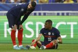 Kylian Mbappé se dolió de la rodilla izquierda.